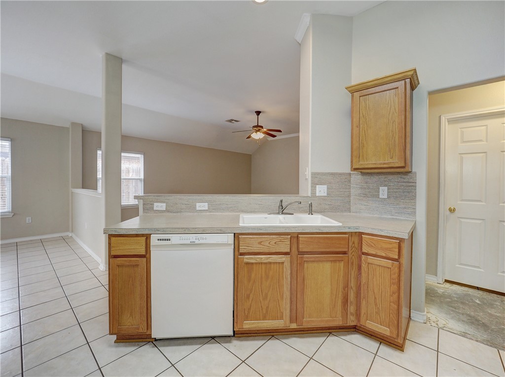 1609 Oak Landing Dr Property Photo 5