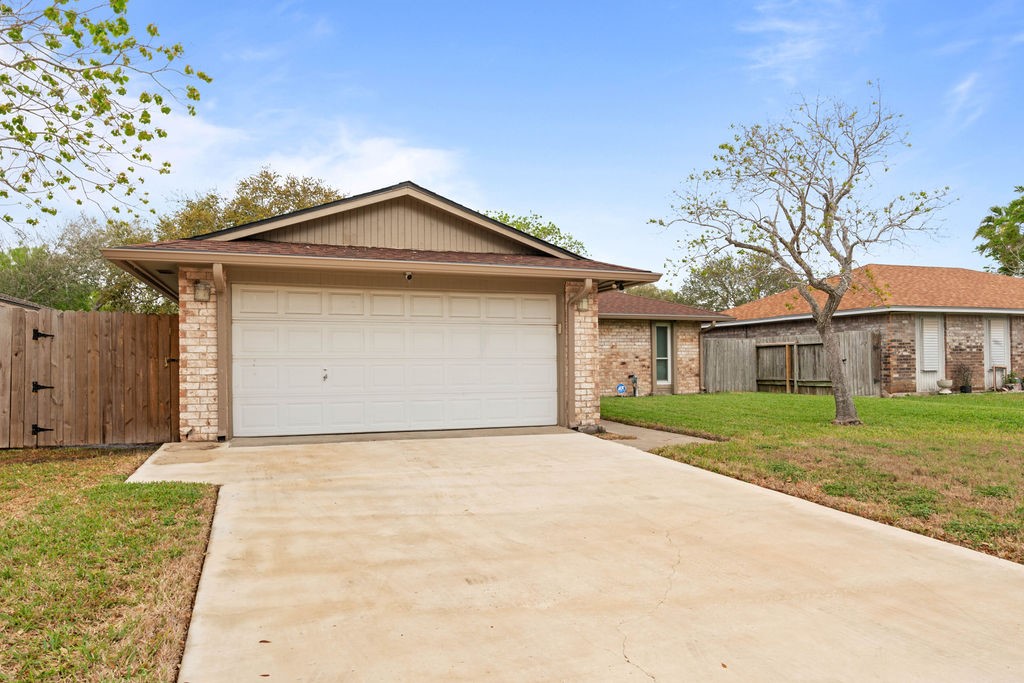 2209 Meadowwalk Dr Property Photo 2