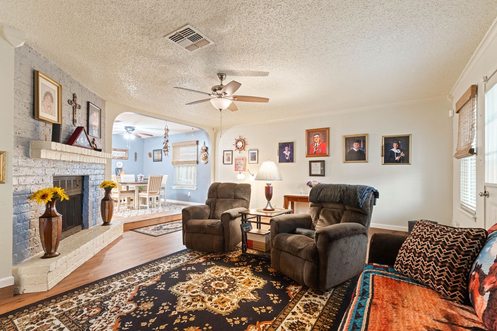 2209 Meadowwalk Dr Property Photo 7