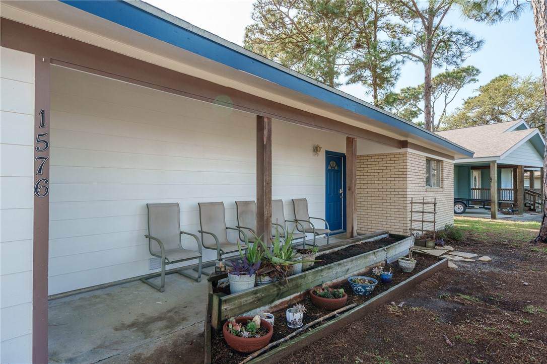 1576 Vineyard Property Photo 3