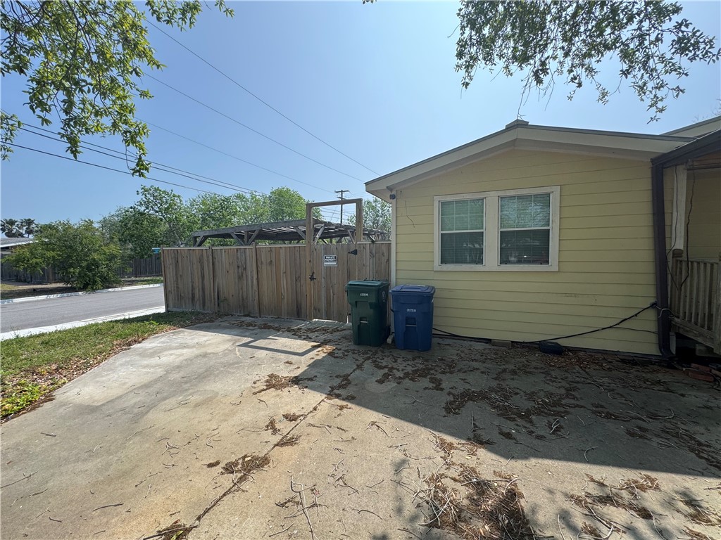 401 Homecrest St Property Photo 4