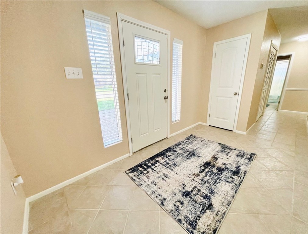 1515 Crestview Dr Property Photo 2