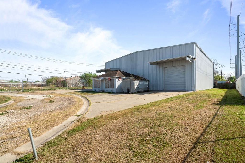 4601 Leopard St Property Photo 2