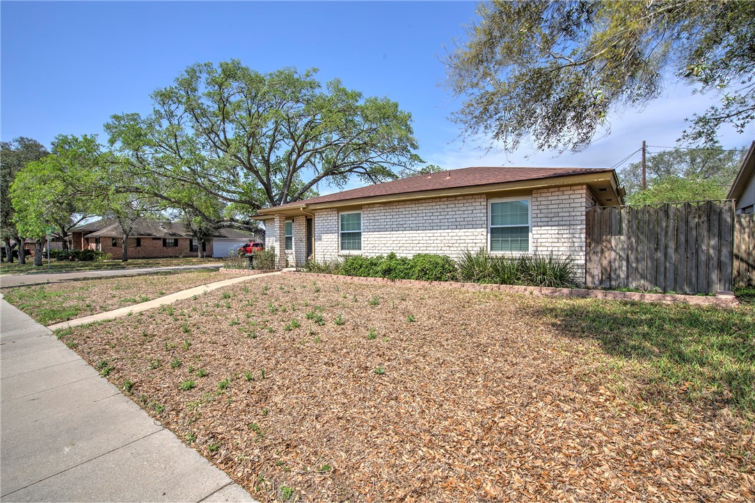 4301 Woodland Creek Dr Property Photo 3