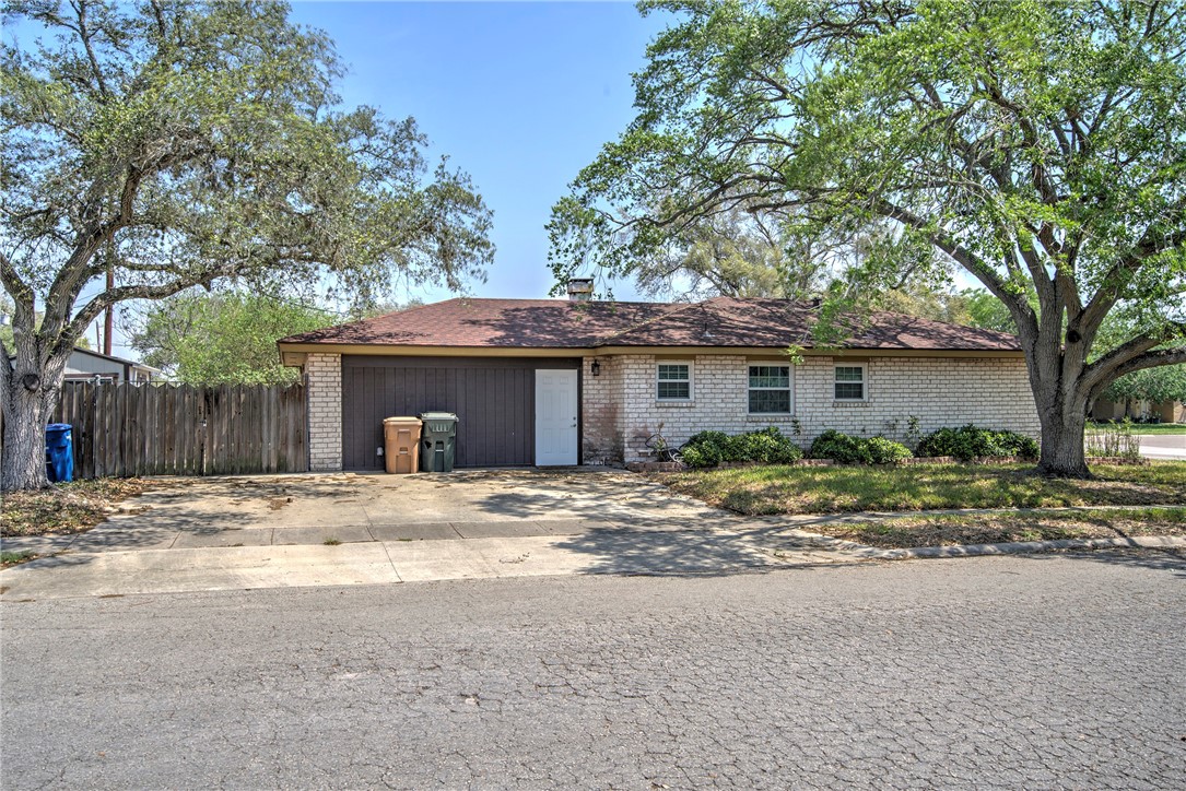 4301 Woodland Creek Dr Property Photo 6