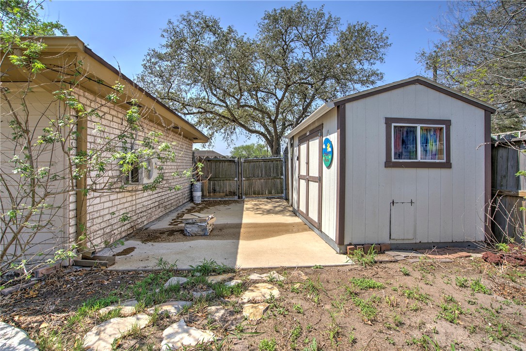 4301 Woodland Creek Dr Property Photo 9