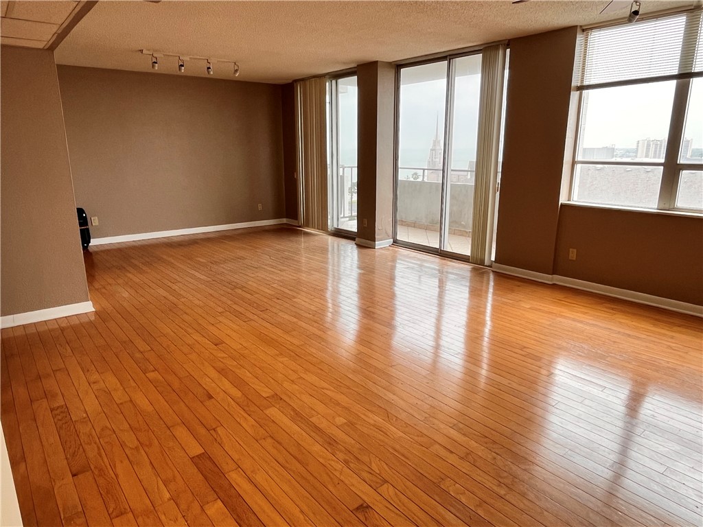 715 S Upper Broadway St 804 Property Photo 2