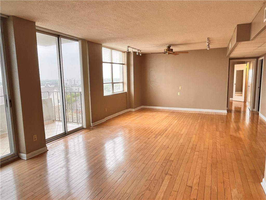 715 S Upper Broadway St 804 Property Photo 3