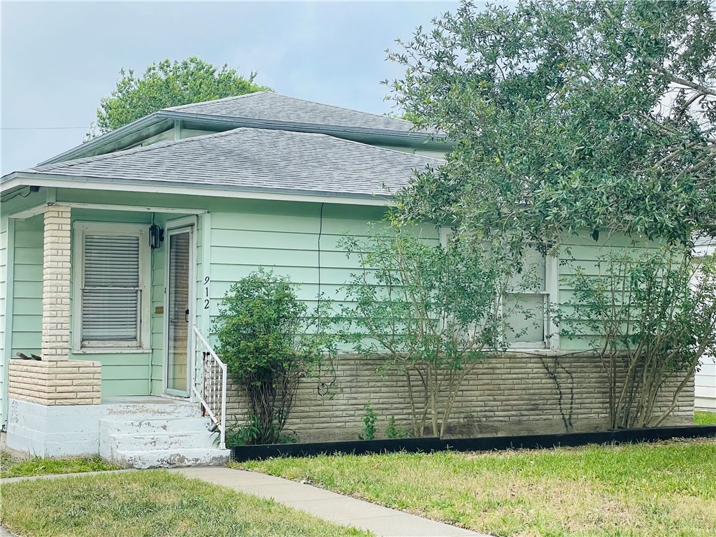 912 E Fulton St Property Photo 2