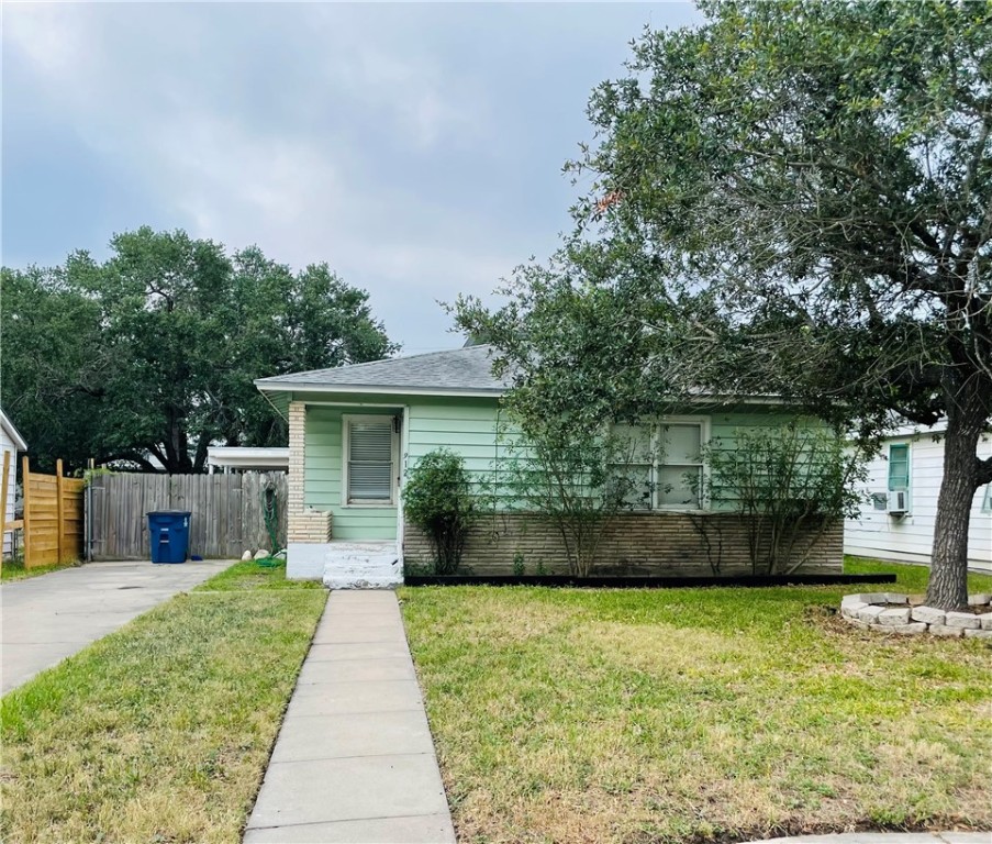 912 E Fulton St Property Photo 3