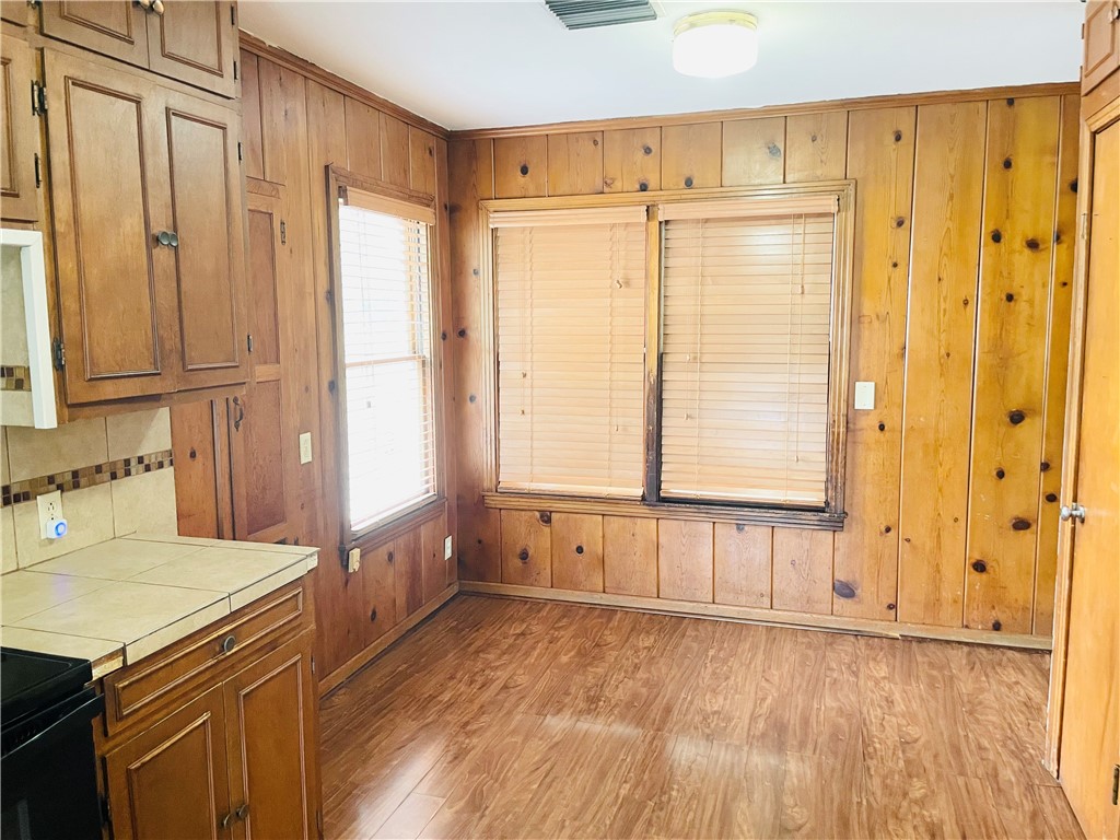912 E Fulton St Property Photo 6