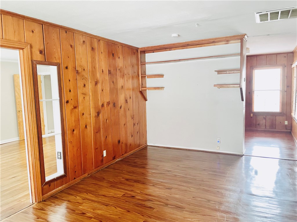 912 E Fulton St Property Photo 11