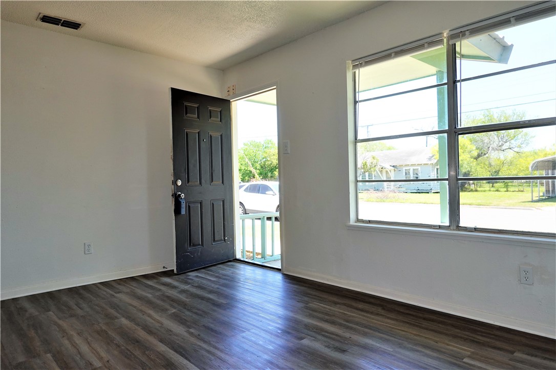 621 E Merriman St Property Photo 2