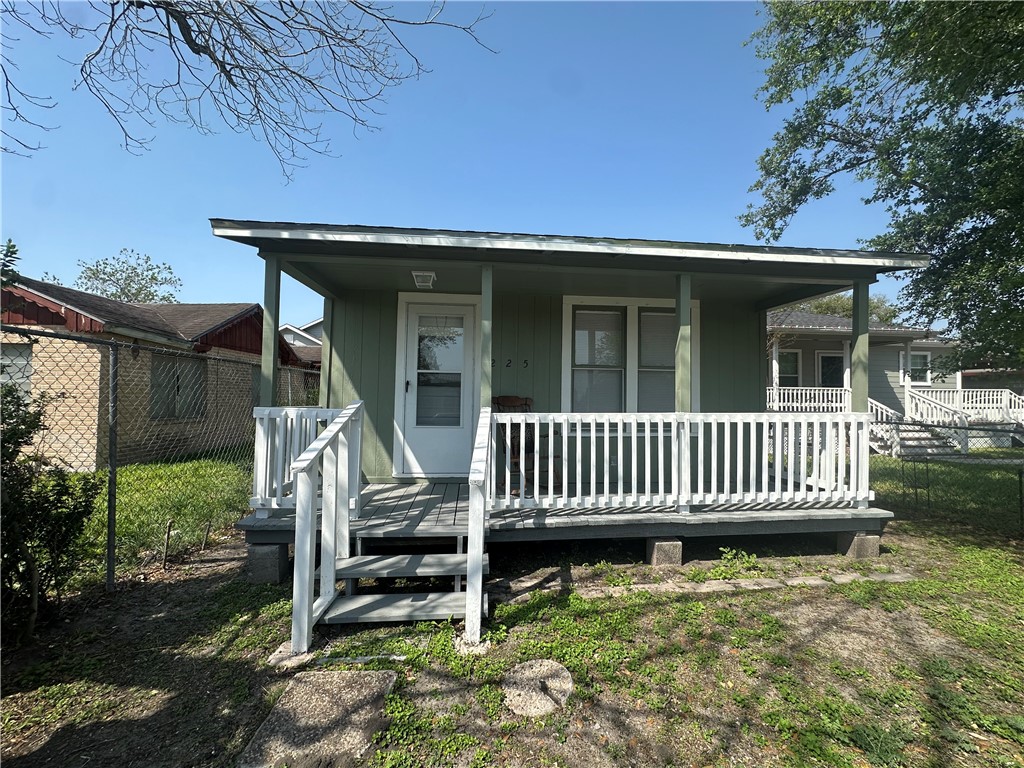 225 W Avenue B Property Photo 2