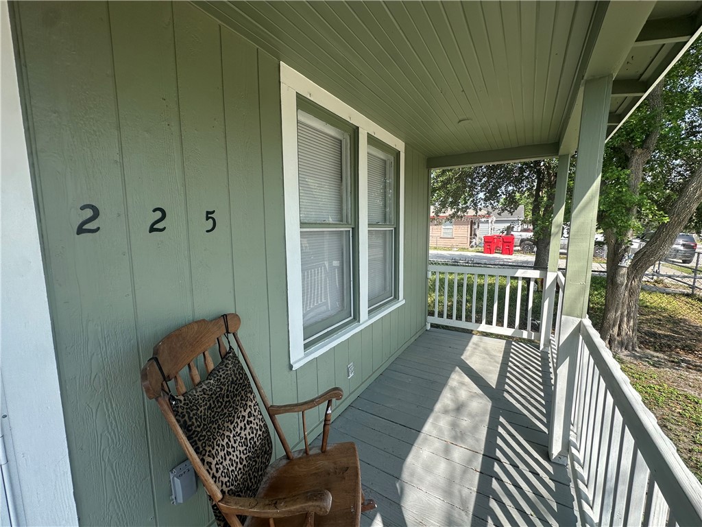 225 W Avenue B Property Photo 3