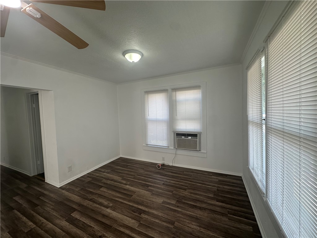 225 W Avenue B Property Photo 4