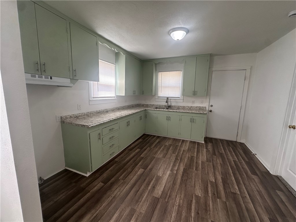225 W Avenue B Property Photo 13