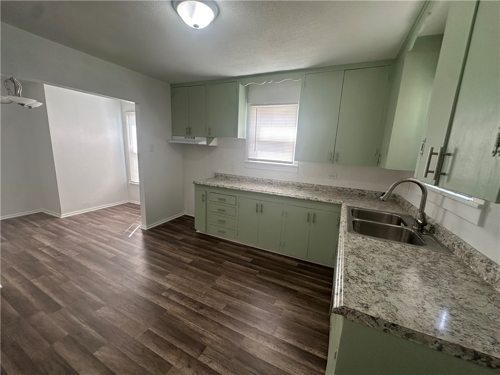225 W Avenue B Property Photo 14