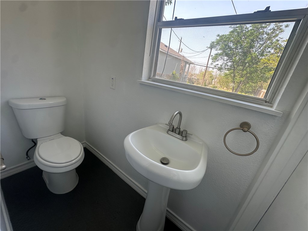 225 W Avenue B Property Photo 17