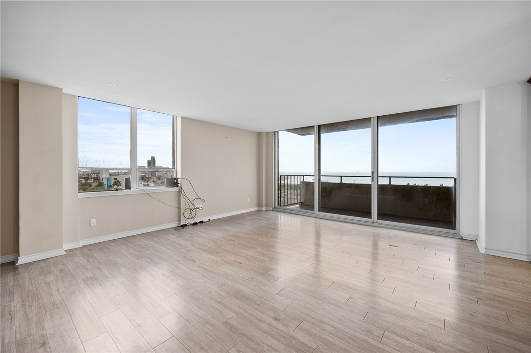 715 S Upper Broadway St 701 Property Photo 5