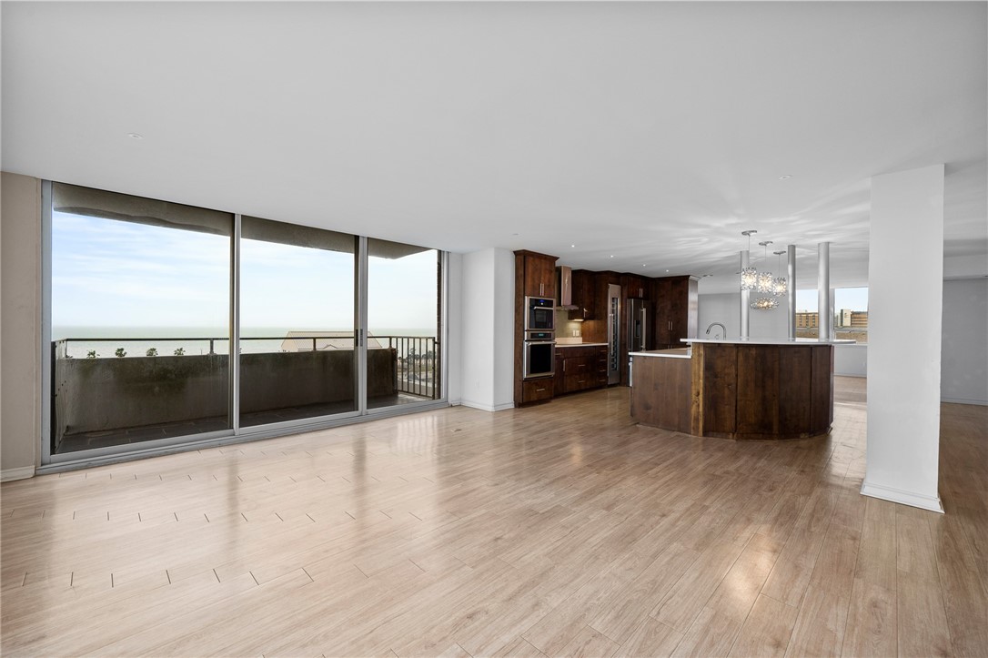 715 S Upper Broadway St 701 Property Photo 8