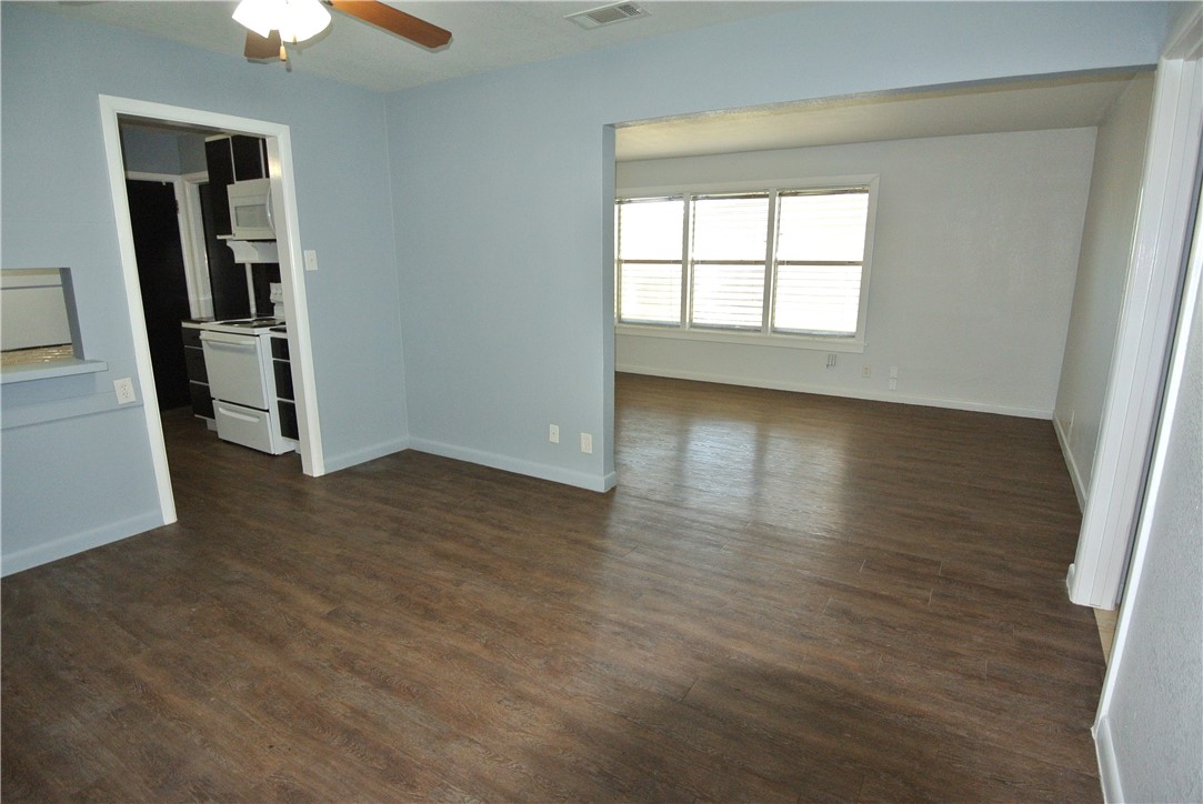 485 University Dr Property Photo 5