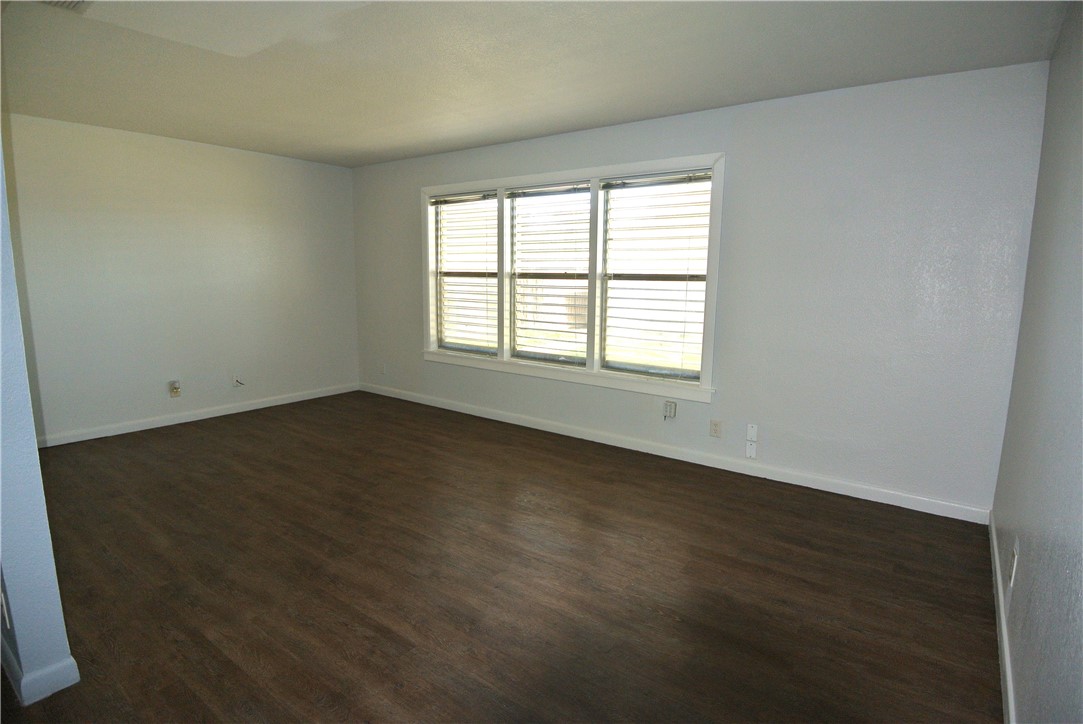 485 University Dr Property Photo 6