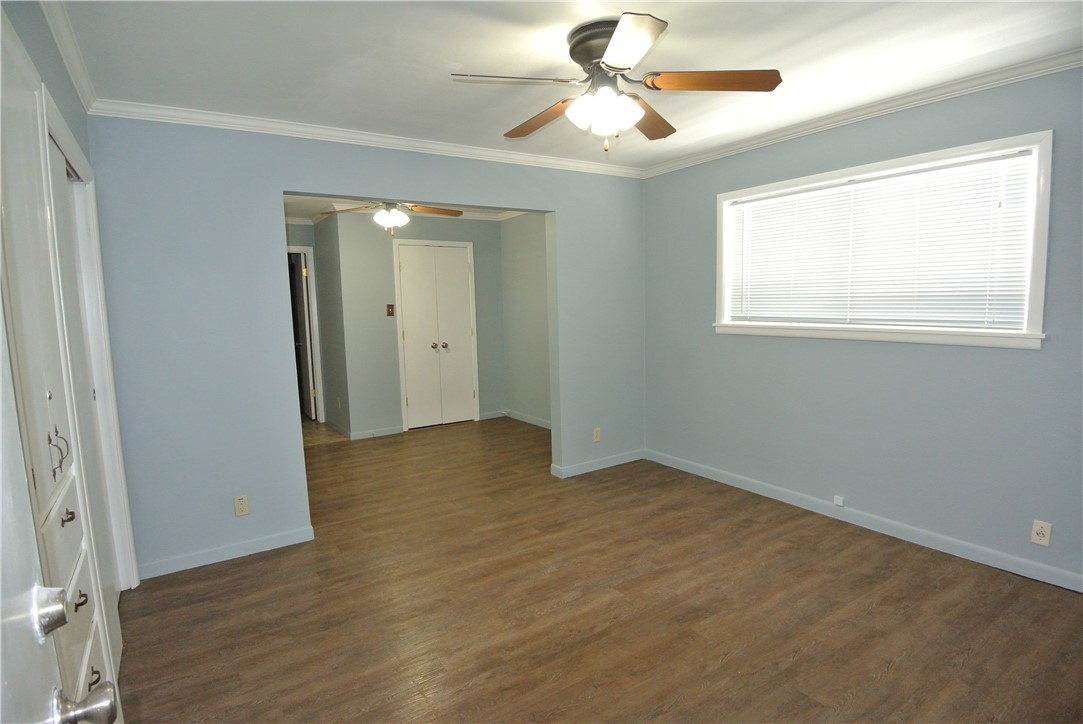 485 University Dr Property Photo 7