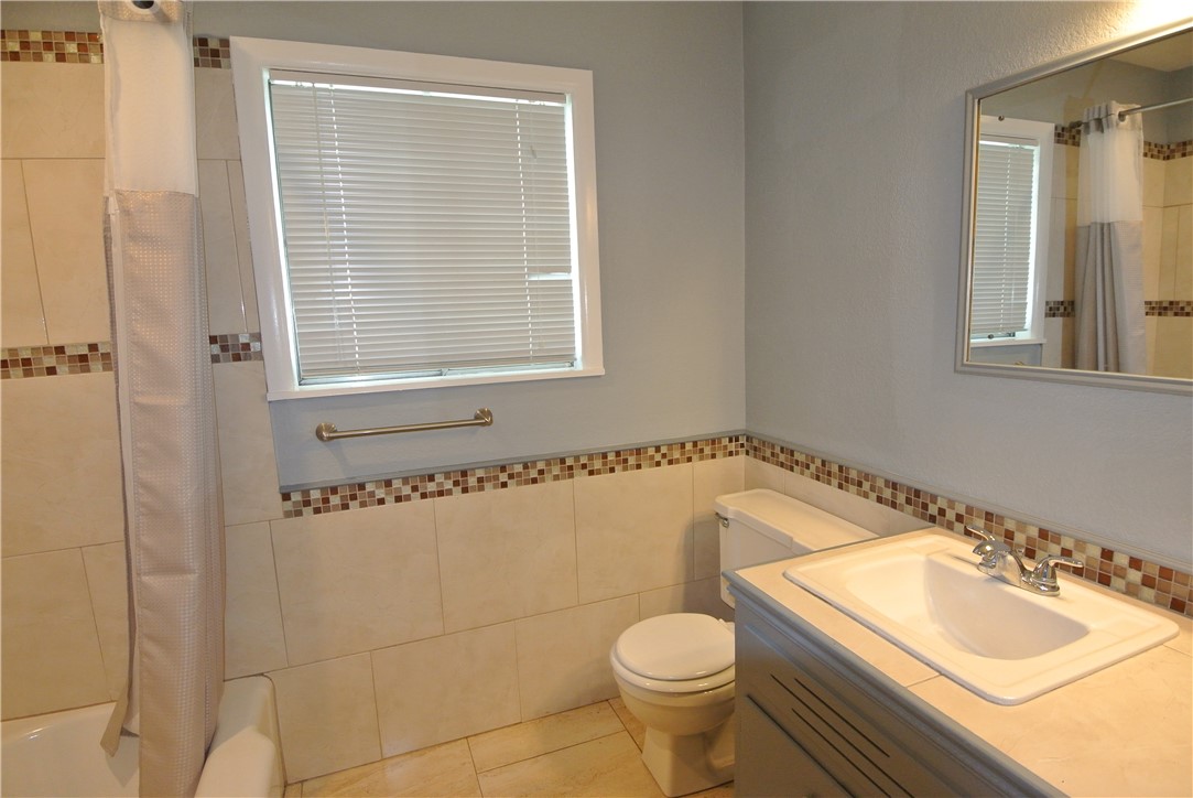 485 University Dr Property Photo 9
