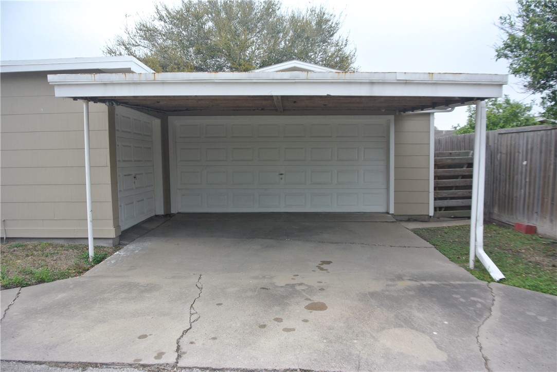 485 University Dr Property Photo 15