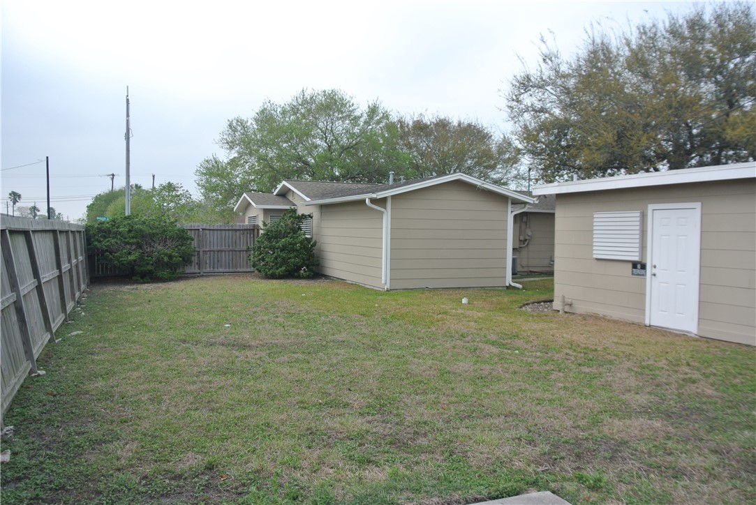 485 University Dr Property Photo 17