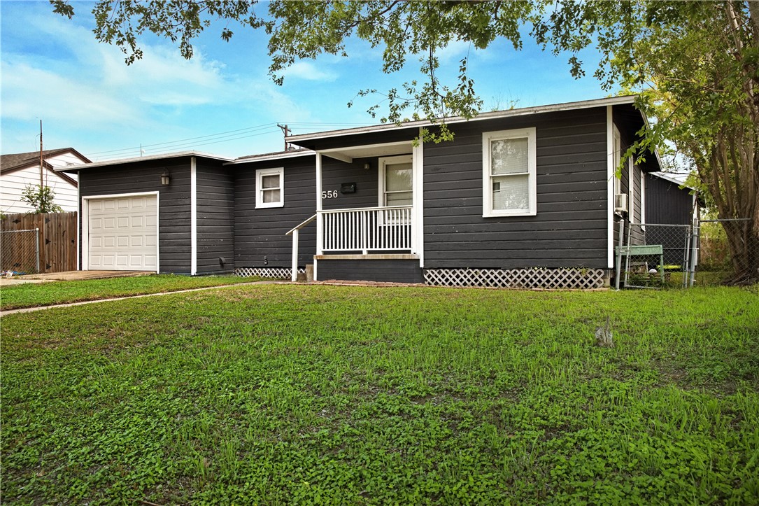 1556 Wynwood St Property Photo 3