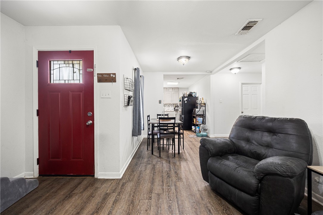 1556 Wynwood St Property Photo 4