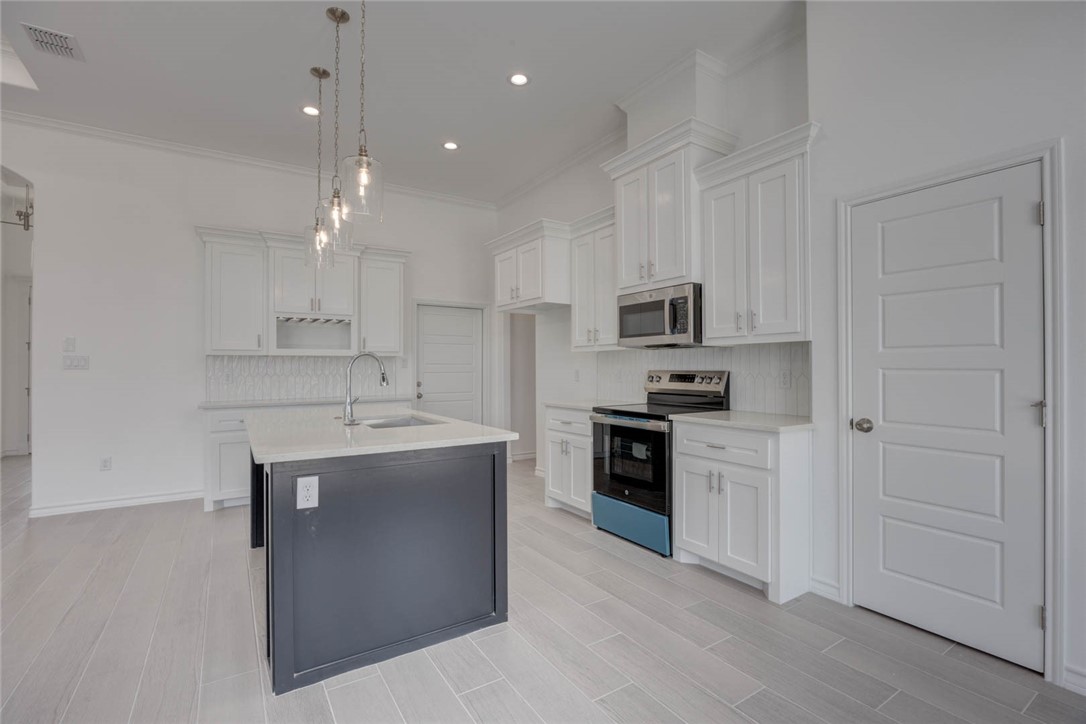 103 Peridot St Property Photo 8