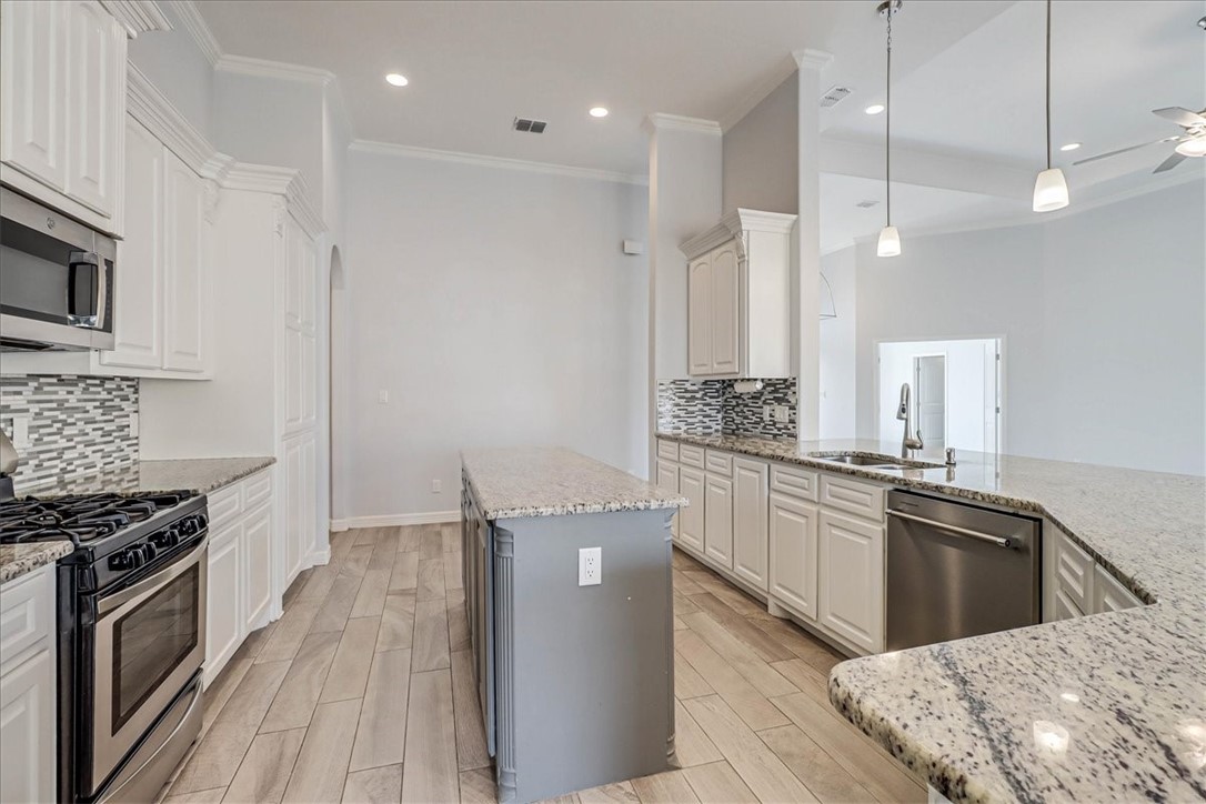 15501 Escapade St Property Photo 4
