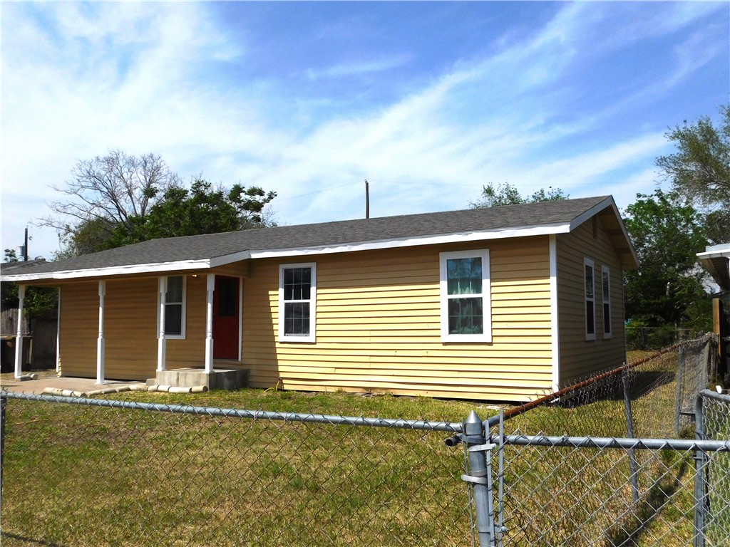 1626 Birch Pl Property Photo 2