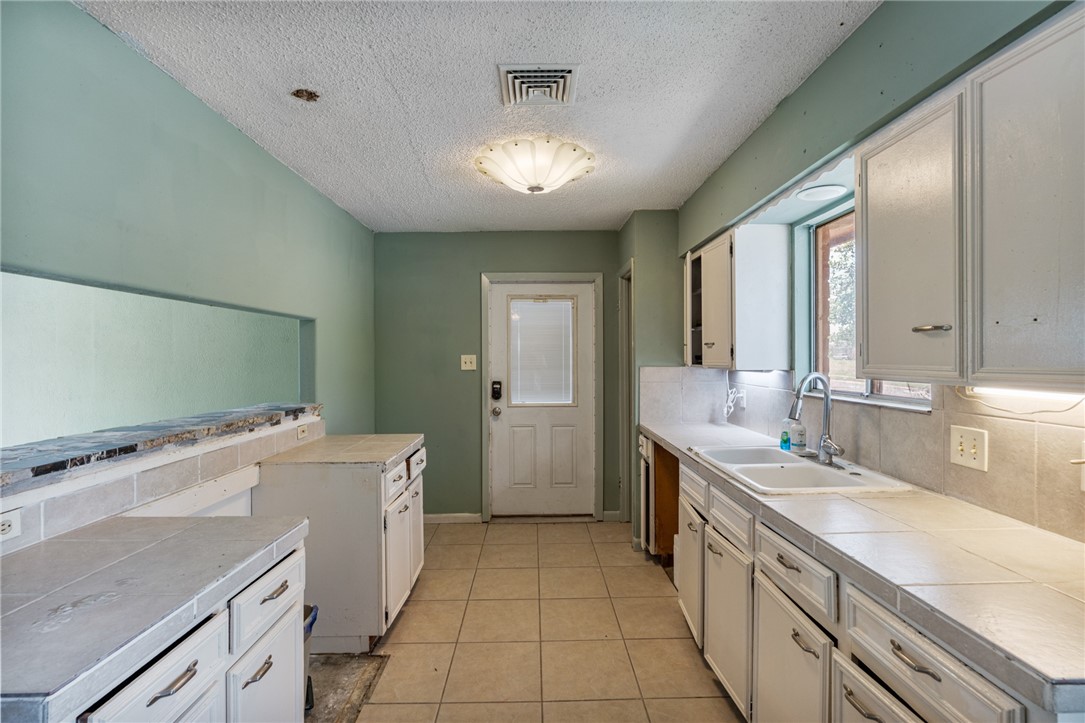 8301 Baylark Dr Property Photo 3