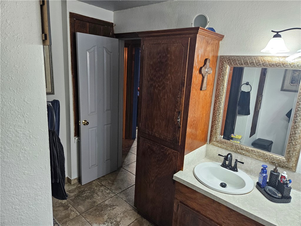 612 E Avenue E Property Photo 11