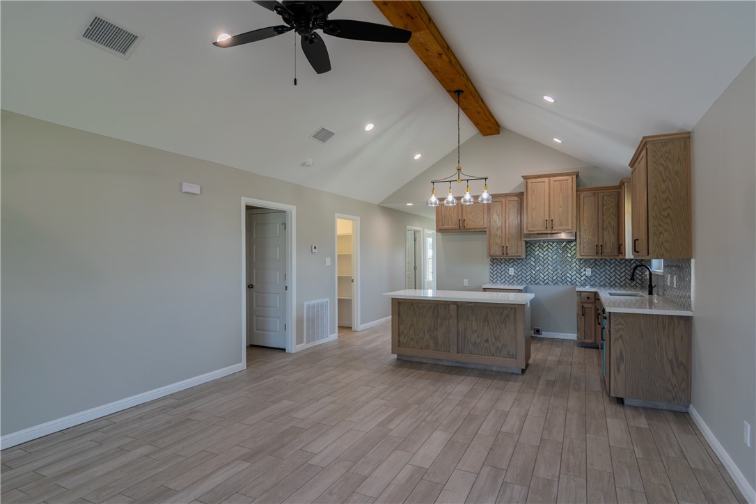 1047 N King St Property Photo 4