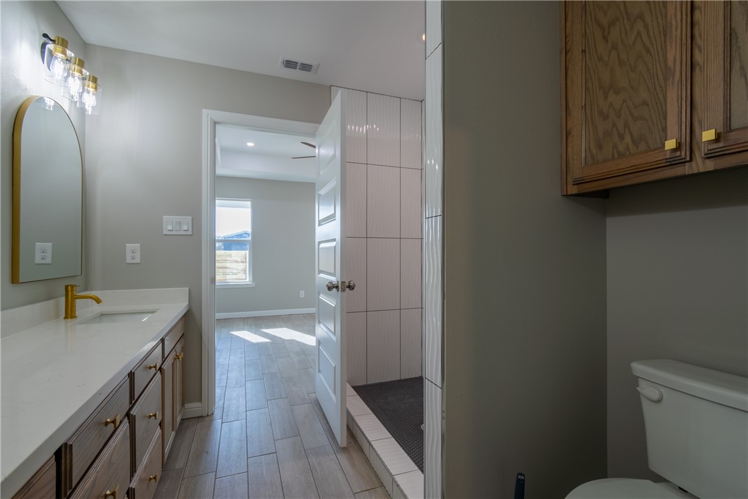 1047 N King St Property Photo 14