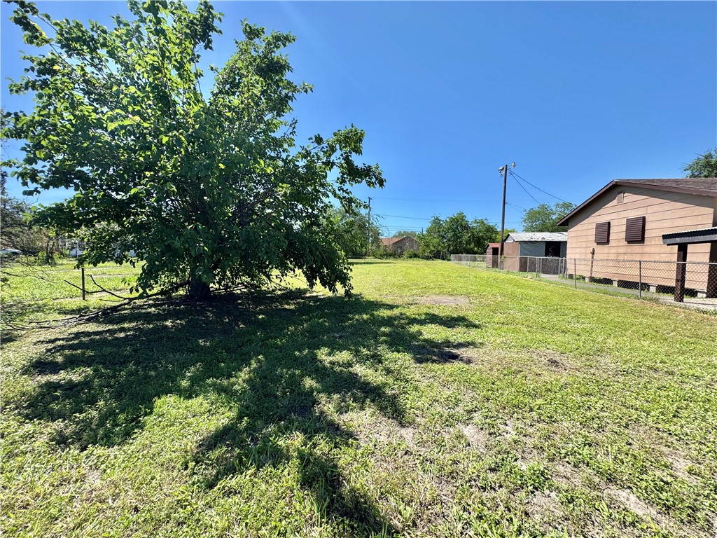 1221 E King Ave Property Photo 2