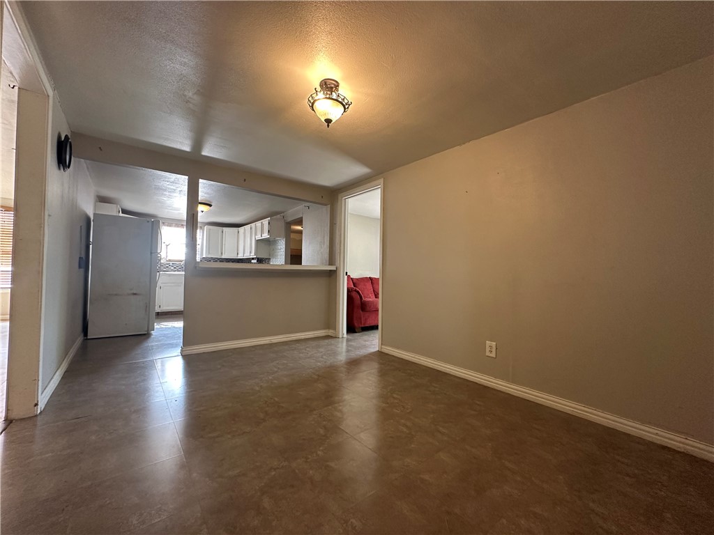 1206 W Powell St Property Photo 5