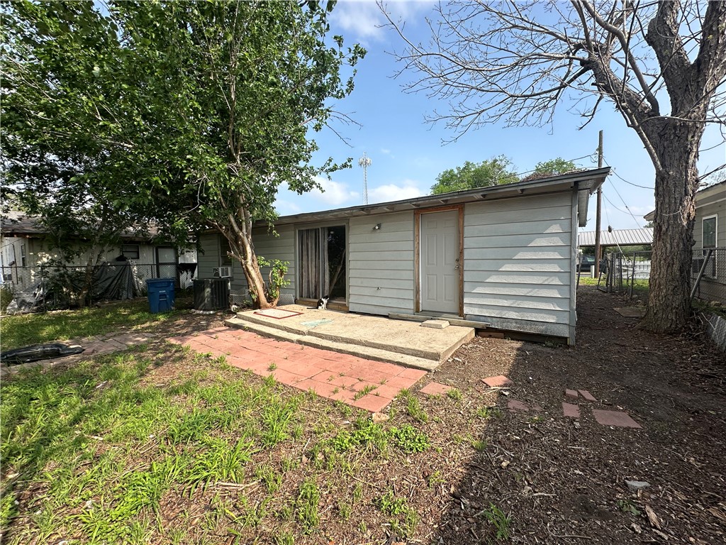 1206 W Powell St Property Photo 25