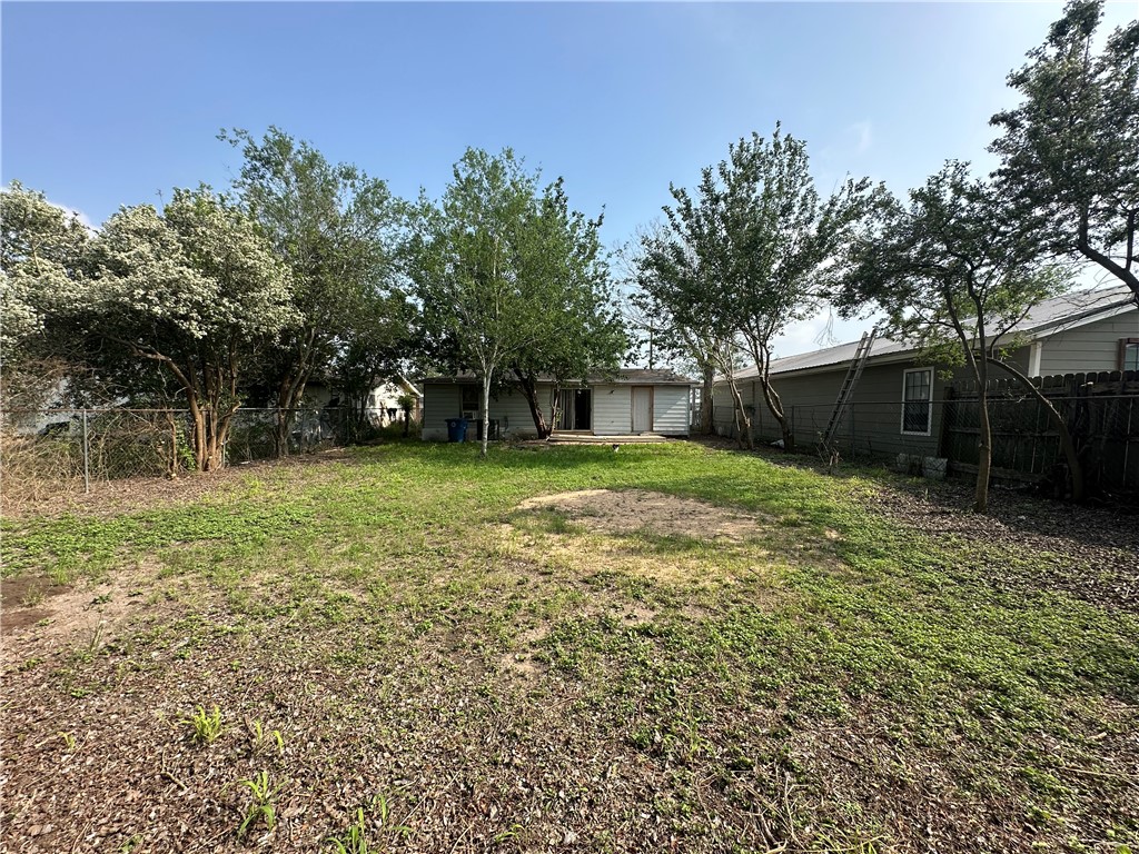 1206 W Powell St Property Photo 26