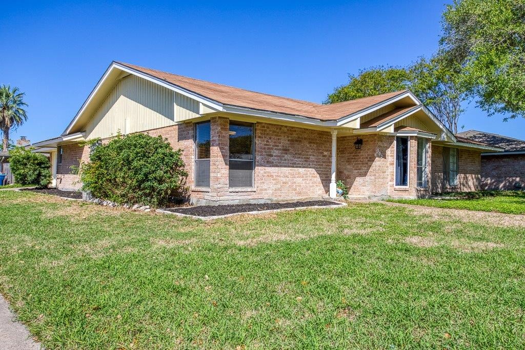 302 Poesta Dr Property Photo 3