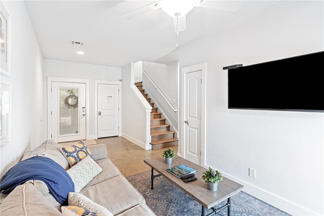 247 W Roberts Ave 11-d Property Photo 5