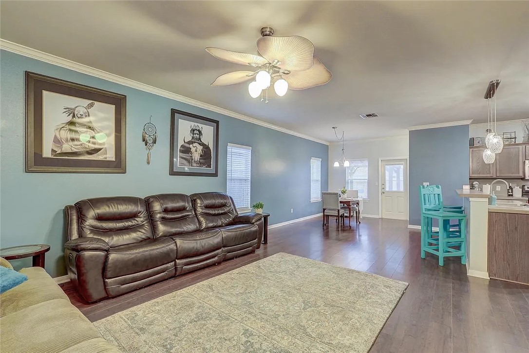 3013 Las Brisas St Property Photo 3