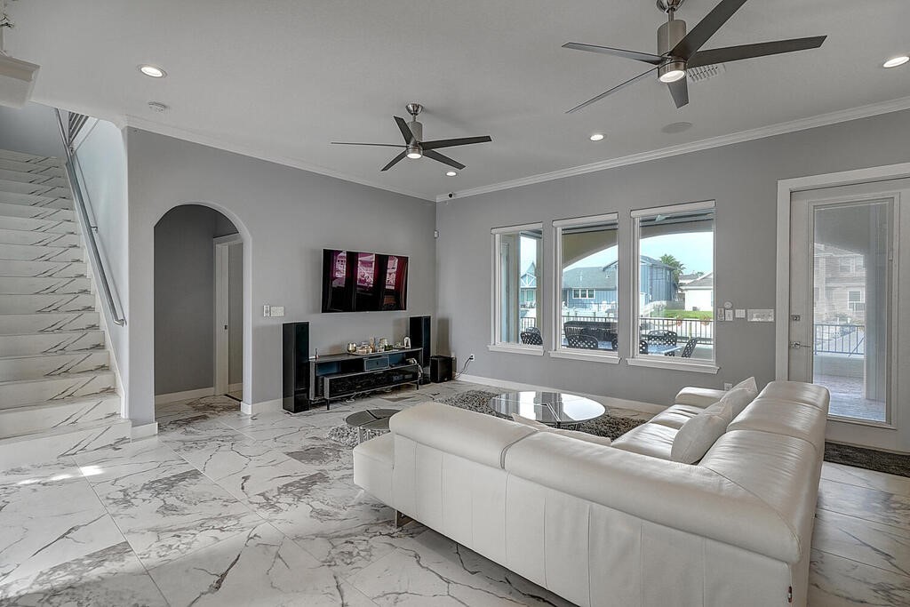 134 Sea Breeze Dr Property Photo 3