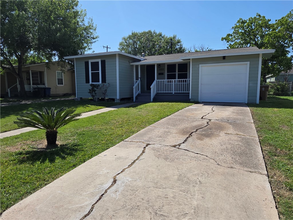 1535 Daytona Dr Property Photo 3