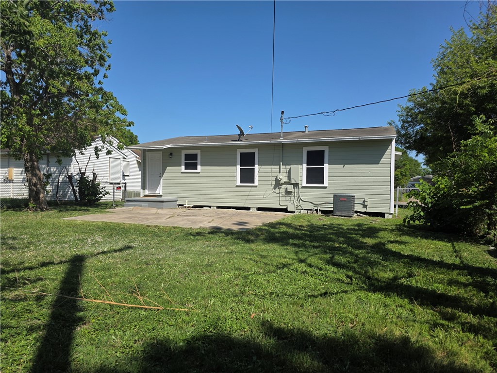 1535 Daytona Dr Property Photo 4